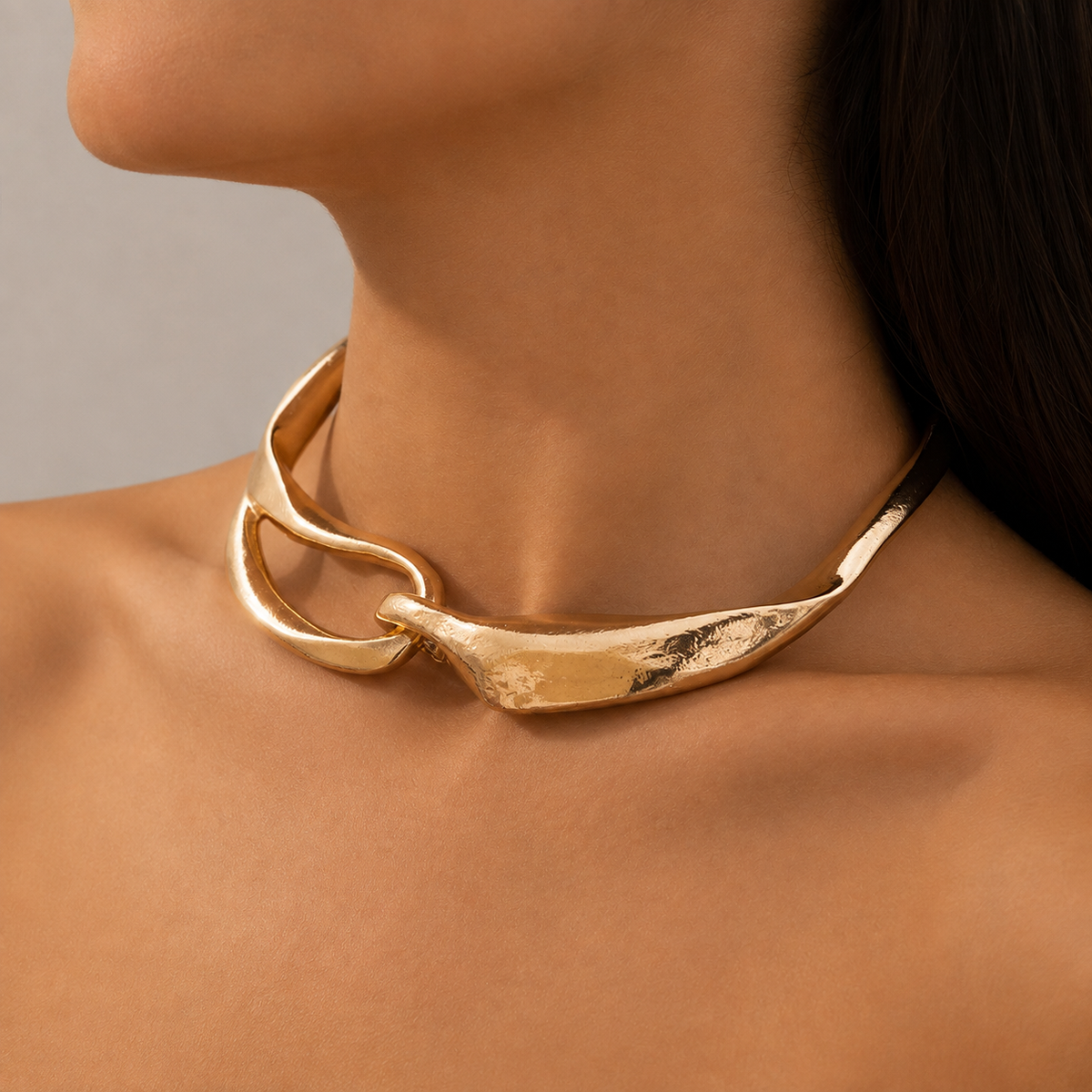 Collar de Oro con un Diseño Atrevido
